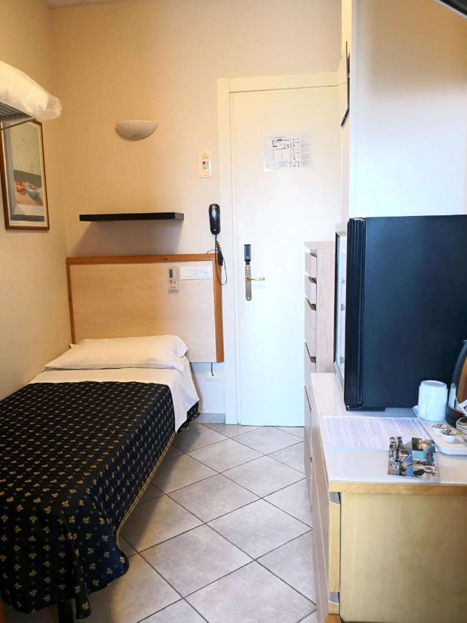Hotel Delle Mimose Diano Marina Bagian luar foto
