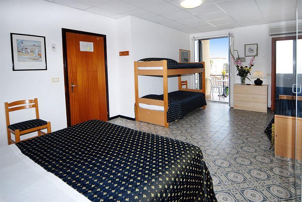 Hotel Delle Mimose Diano Marina Bagian luar foto