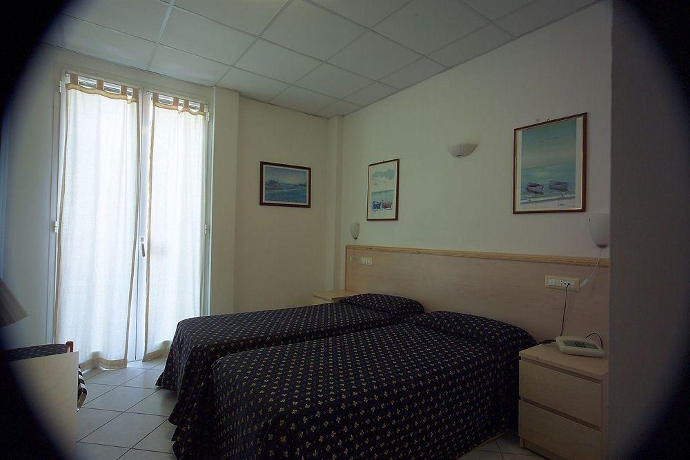 Hotel Delle Mimose Diano Marina Bagian luar foto