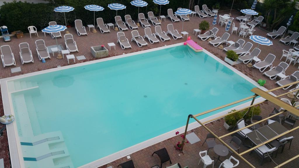 Hotel Delle Mimose Diano Marina Bagian luar foto
