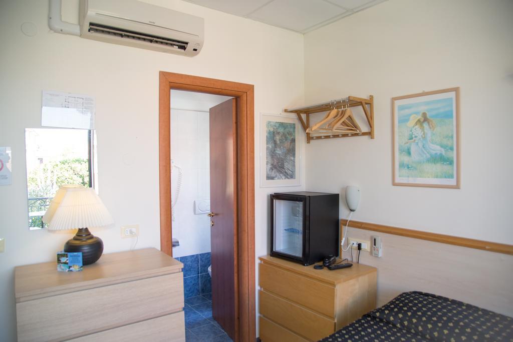 Hotel Delle Mimose Diano Marina Bagian luar foto