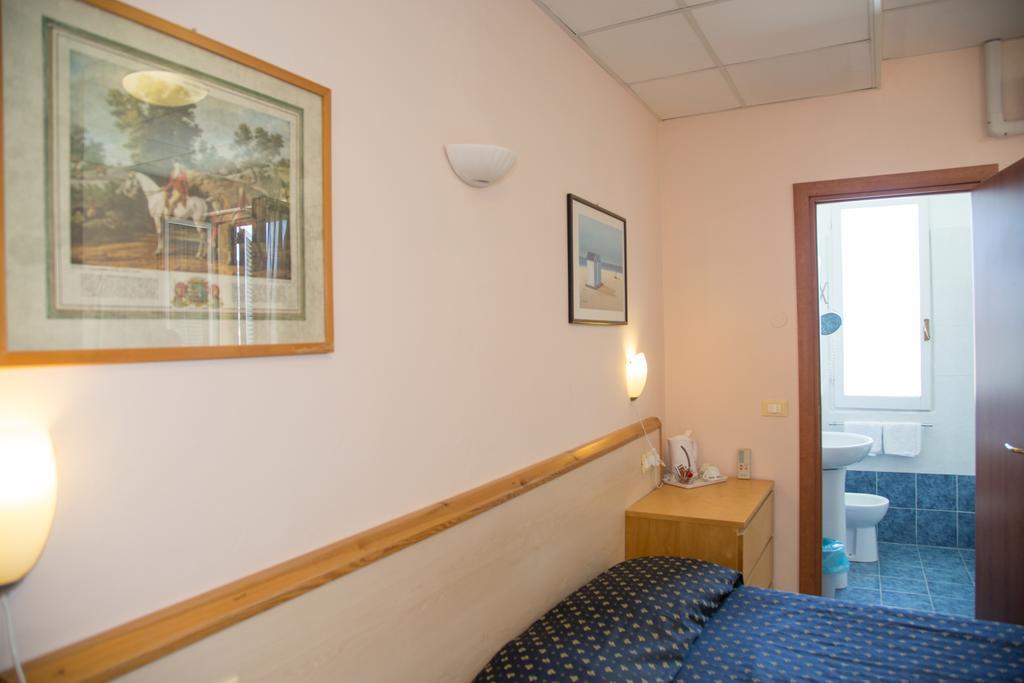 Hotel Delle Mimose Diano Marina Bagian luar foto