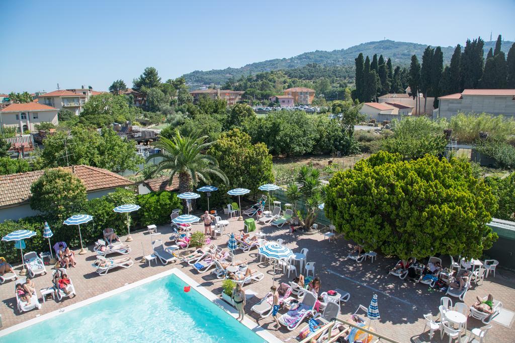 Hotel Delle Mimose Diano Marina Bagian luar foto