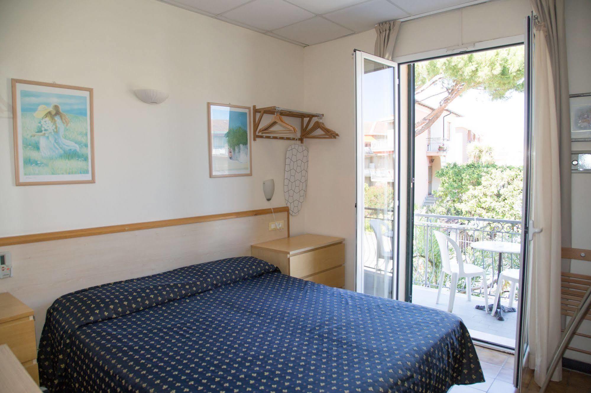 Hotel Delle Mimose Diano Marina Bagian luar foto