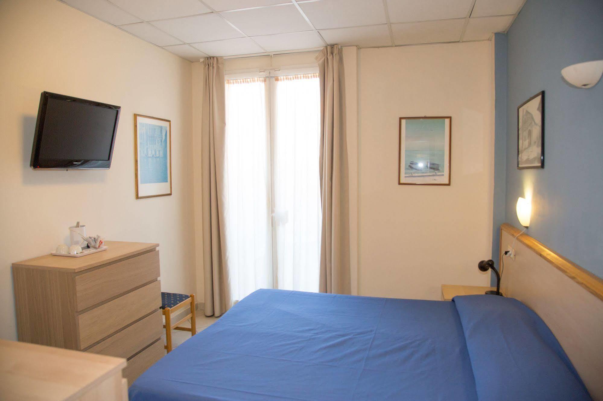 Hotel Delle Mimose Diano Marina Bagian luar foto