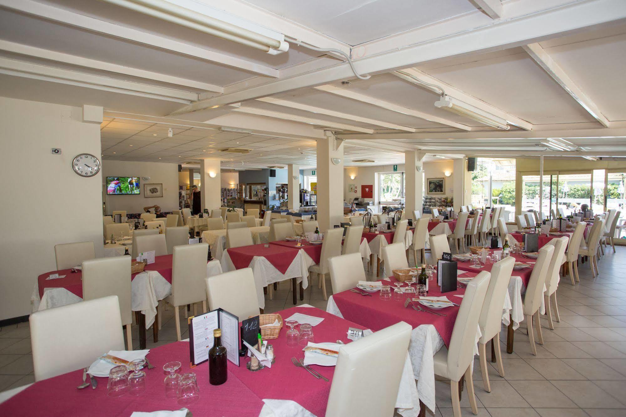 Hotel Delle Mimose Diano Marina Bagian luar foto